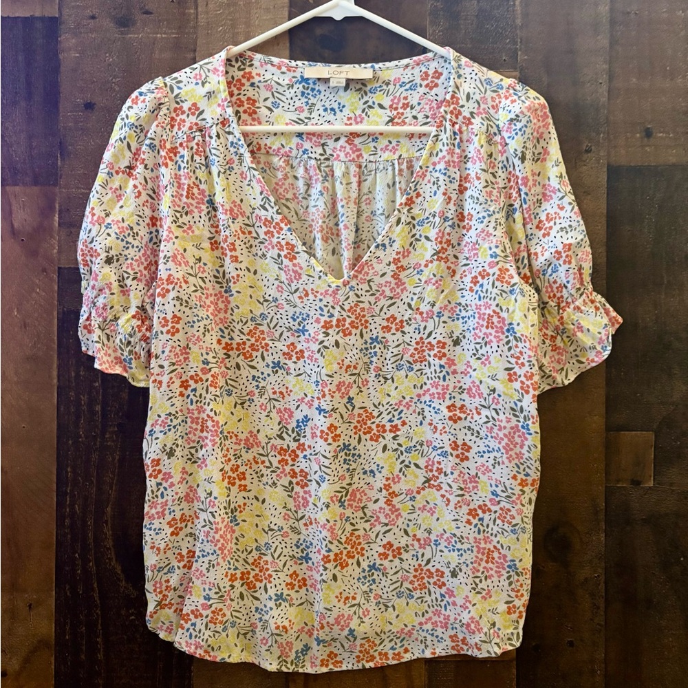Women’s Sz Small Loft Floral Short Sleeve V-Neck Blouse in Multi-Color
